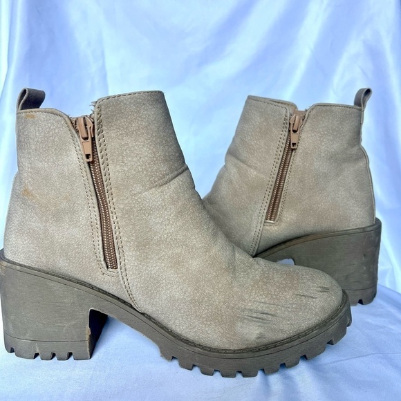 Dirty Laundry Tan Chunky Lug Ankle Boots - Picture 4 of 12
